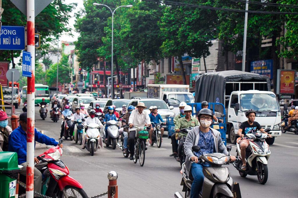 Chaotischer Verkehr in Vietnam mit Motorrädern und Autos