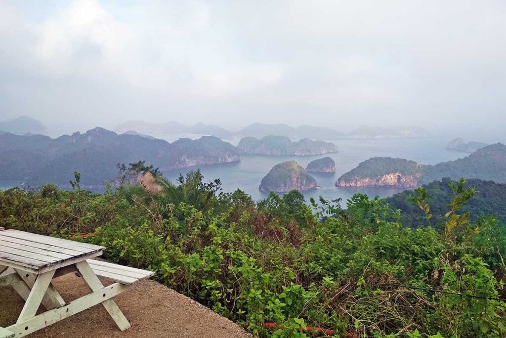 Aussichtspunkt vom Canon Fort auf der Insel Cat Ba mit herrlichem Blick über die Halong-Bucht