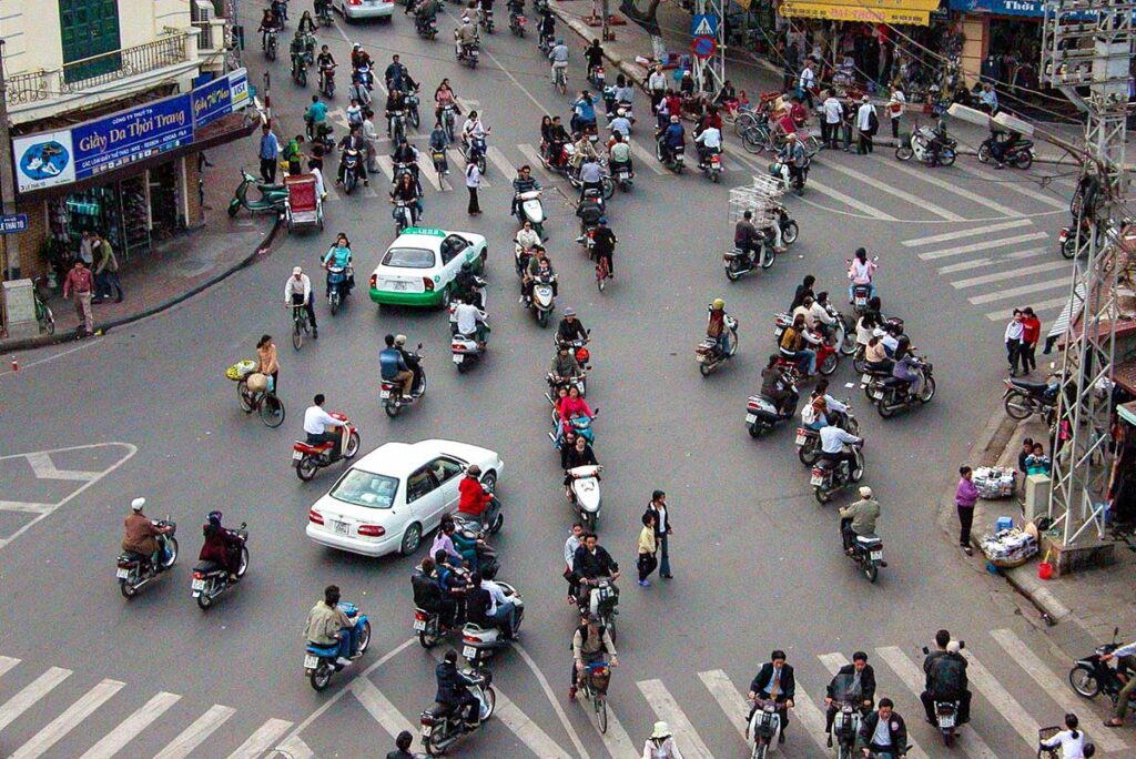 Autofahren in Vietnam mit chaotischem Verkehr