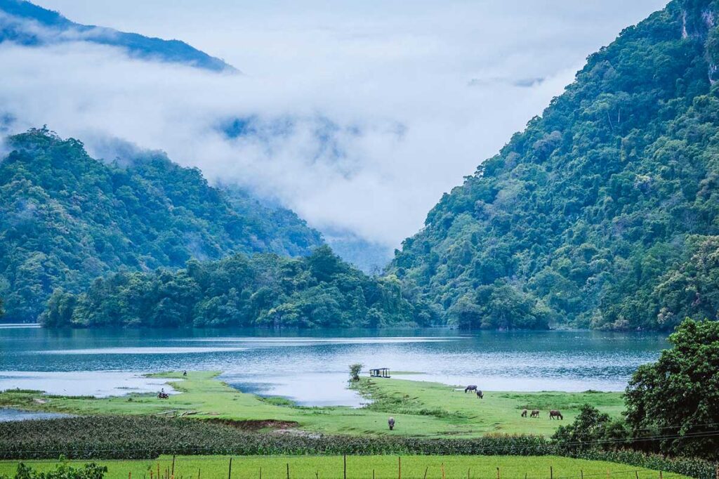 Blick über den Ba-Be-See und den Dschungel des Ba-Be-Nationalparks im Norden Vietnams