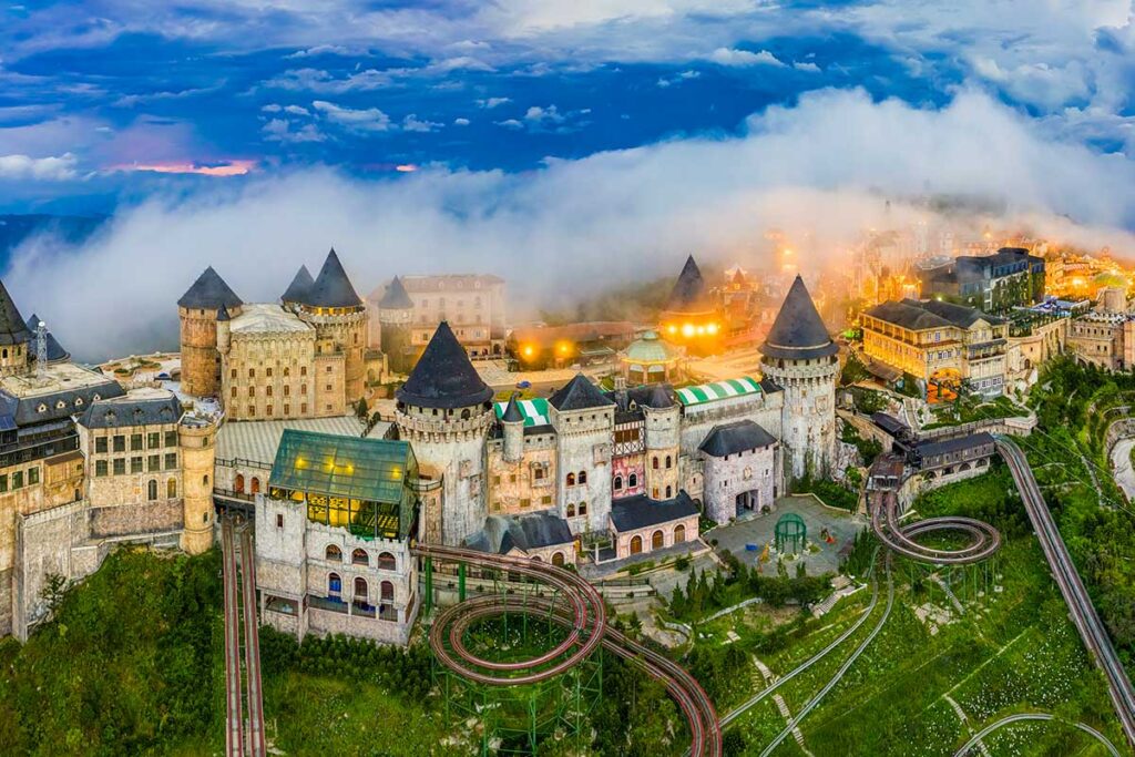 Französische mittelalterliche Stadt, Teil des Themenparks Ba Na Hills in der Nähe von Da Nang, Vietnam