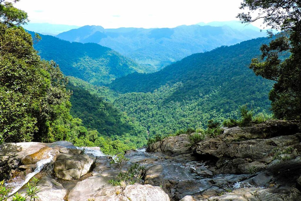 Wasserfall im Dschungel und in den Bergen des Bach-Ma-Nationalparks, in der Nähe von Hue in Zentralvietnam