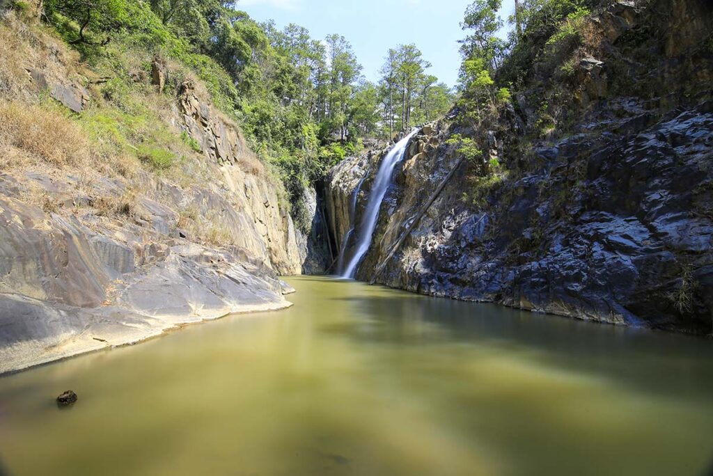 Kleiner Wasserfall mit natürlichem Pool im Bidoup Nationalpark