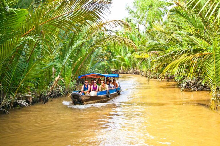 eine Bootstour durch einen kleinen Kanal von Ben Tre im Mekong-Delta