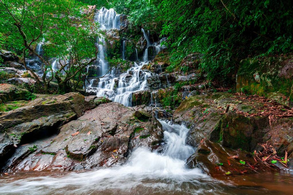 Wasserfall im Botanischen Garten in Phong Nha