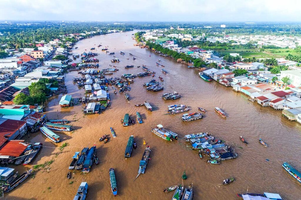 Der schwimmende Markt von Cai Rang und die Stadt Can Tho mit vielen Booten, die Waren auf dem Fluss verkaufen