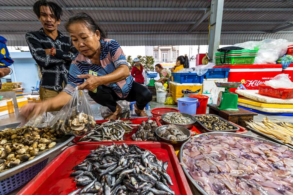 Frau verkauft Fisch auf dem Markt von Con Dao