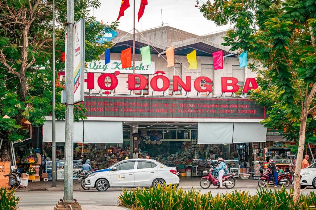 Das Äußere und die Vorderseite des Dong Ba Marktes in Hue