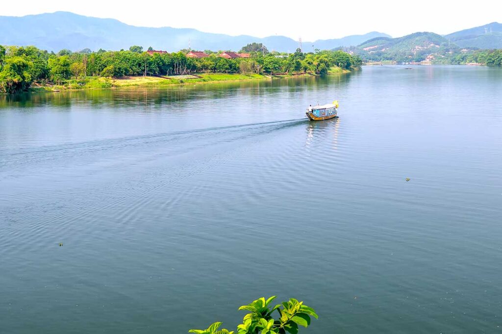 Drachenbootfahrt auf dem Parfümfluss in Hue