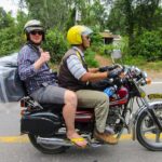 Ein Easy Rider in Vietnam – Ein Tourist auf dem Rücken eines Motorrads eines erfahrenen lokalen Fahrers und Reiseführers