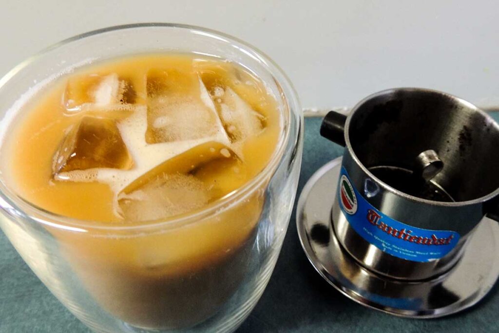Eiskaffee mit Eiswürfeln in Vietnam