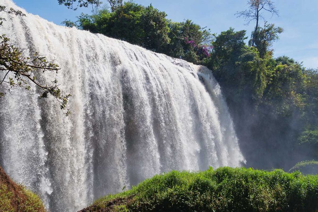 Sehr voller und atemberaubender Elefantenwasserfall in der Nähe von Dalat