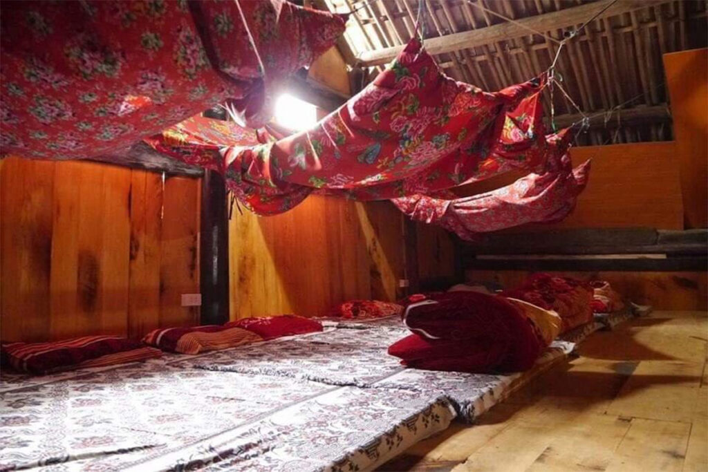 Schlafzimmer in einem einfachen, ethnischen Homestay in Vietnam