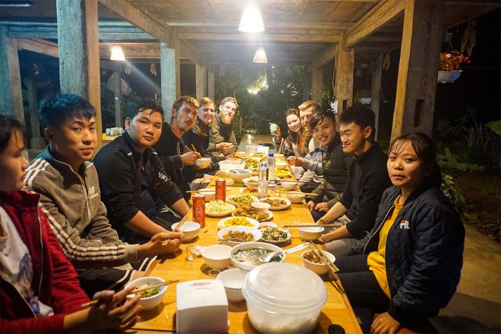 Traditionelles Familienessen mit ethnischen Familien und ausländischen Reisenden in einem Homestay.