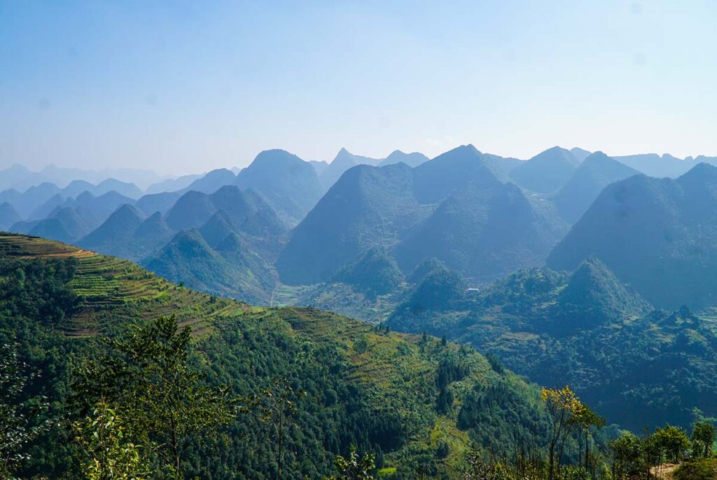 Die Berglandschaften im Bezirk Dong Van entlang der Route des Ha Giang Loop