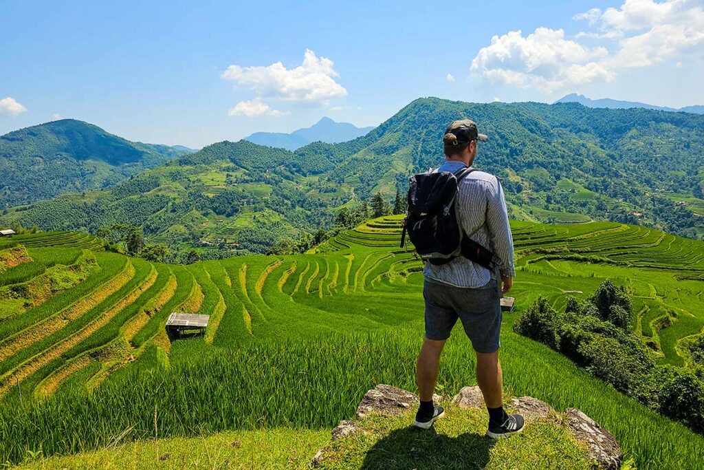 Touristisches Trekking durch die terrassenförmig angelegten Reisfelder des Bezirks Hoang Su Phi in der Provinz Ha Giang