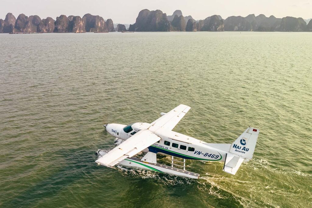 Wasserflugzeug der Hau Au Aviation landet auf dem Wasser in der Halong-Bucht