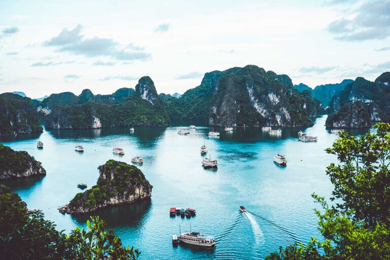 Die Halong-Bucht ist eine der schönsten Sehenswürdigkeiten in Vietnam