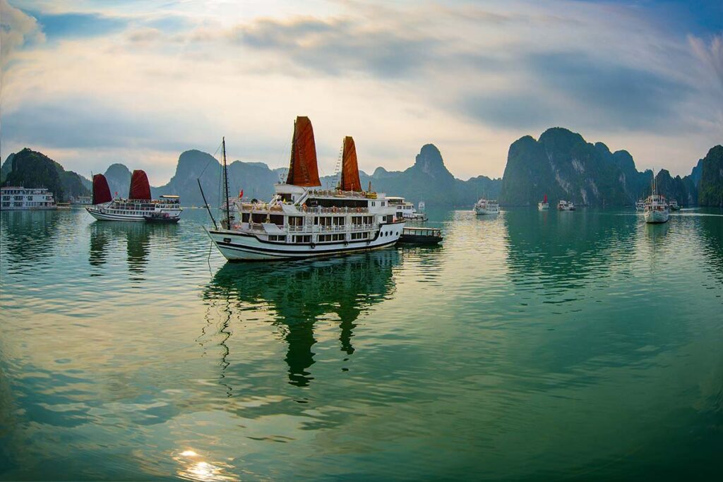 Die Halong-Bucht ist eine der schönsten Sehenswürdigkeiten in Vietnam