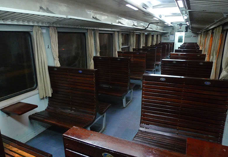 Harter Sitzplatz (Hard Seat) im Zug in Vietnam