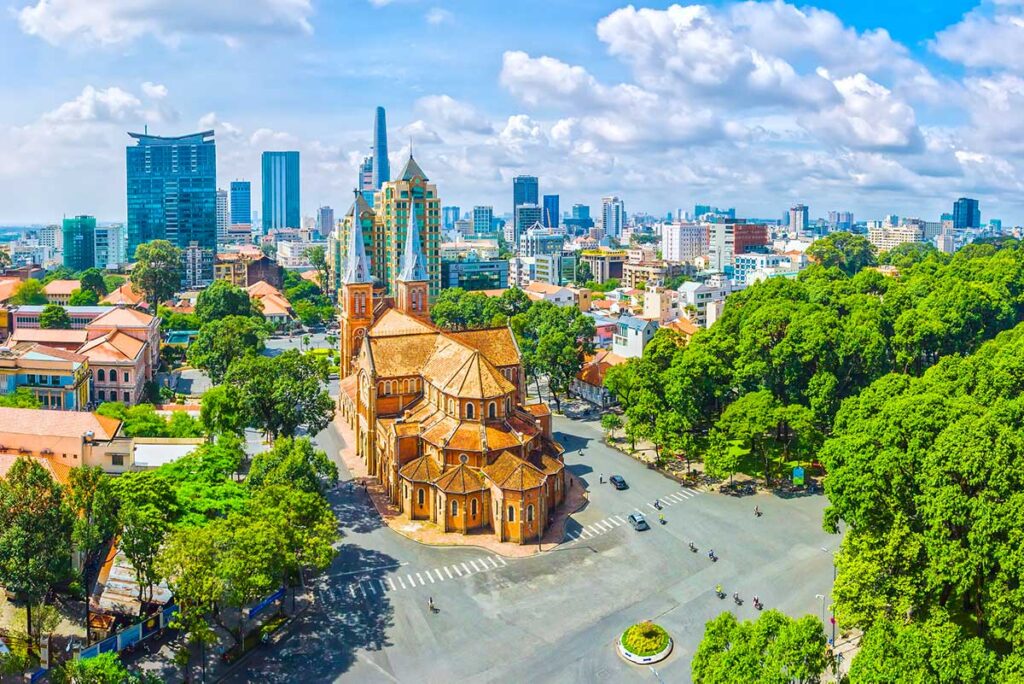 Blick auf die Kathedrale Notre Dame von Saigon vom Diamond Plaza hinter der Kirche