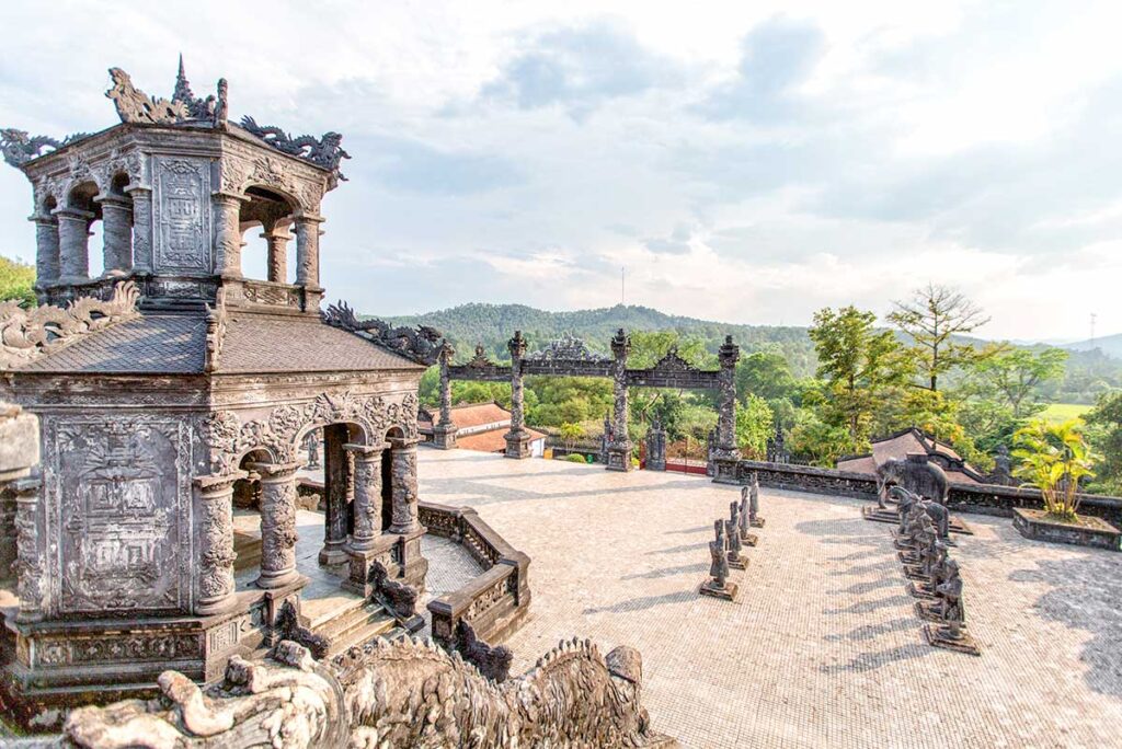 Steinstele-Pavillon des Khai Dinh-Tempels in Hue