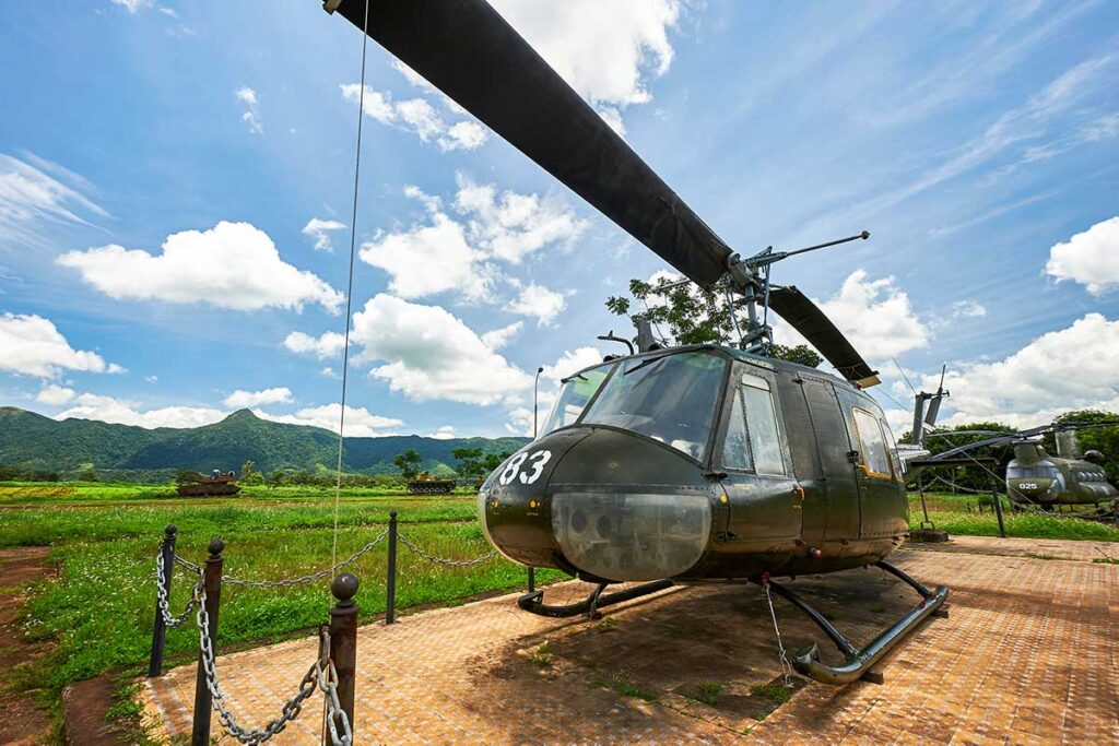 Ein Hubschrauber auf der verlassenen Khe Sanh Combat Base - einem amerikanischen Militärstützpunkt während des Vietnamkriegs an der DMZ