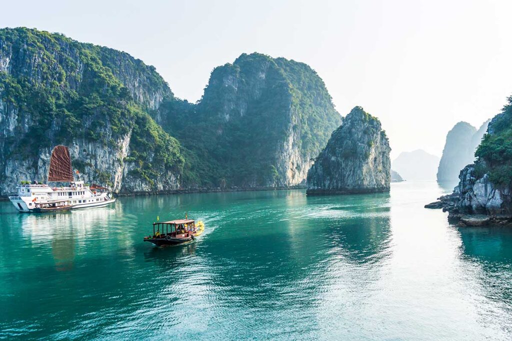 cruise in Halong Bay 