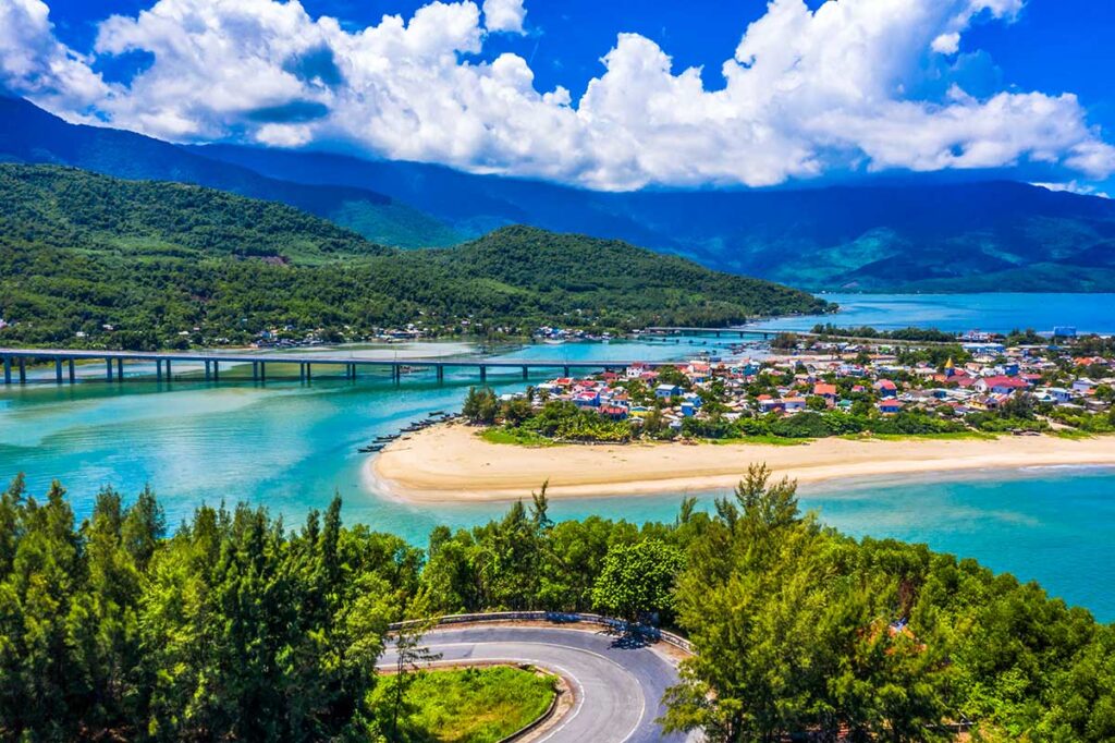 Der Blick vom Hai-Van-Pass über den Strand von Lang Co