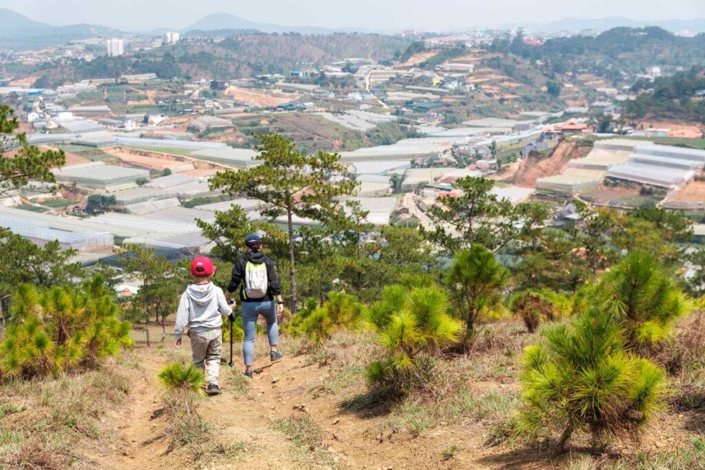 Zwei Personen beim Trekking auf dem Berg Lang Biang in der Nähe von Dalat