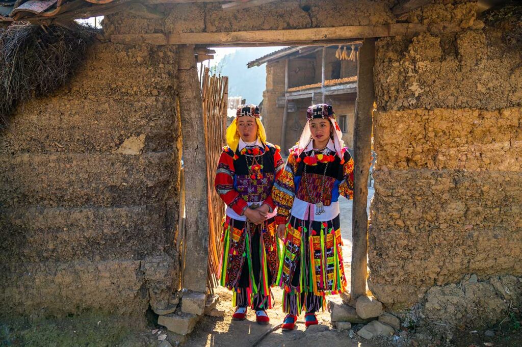 Bunte ethnische Minderheit des Stammes Lo Lo in einem traditionellen Lehmhaus im Dorf Lo Lo Chai in der Nähe von Lung Cu in der Provinz Ha Giang