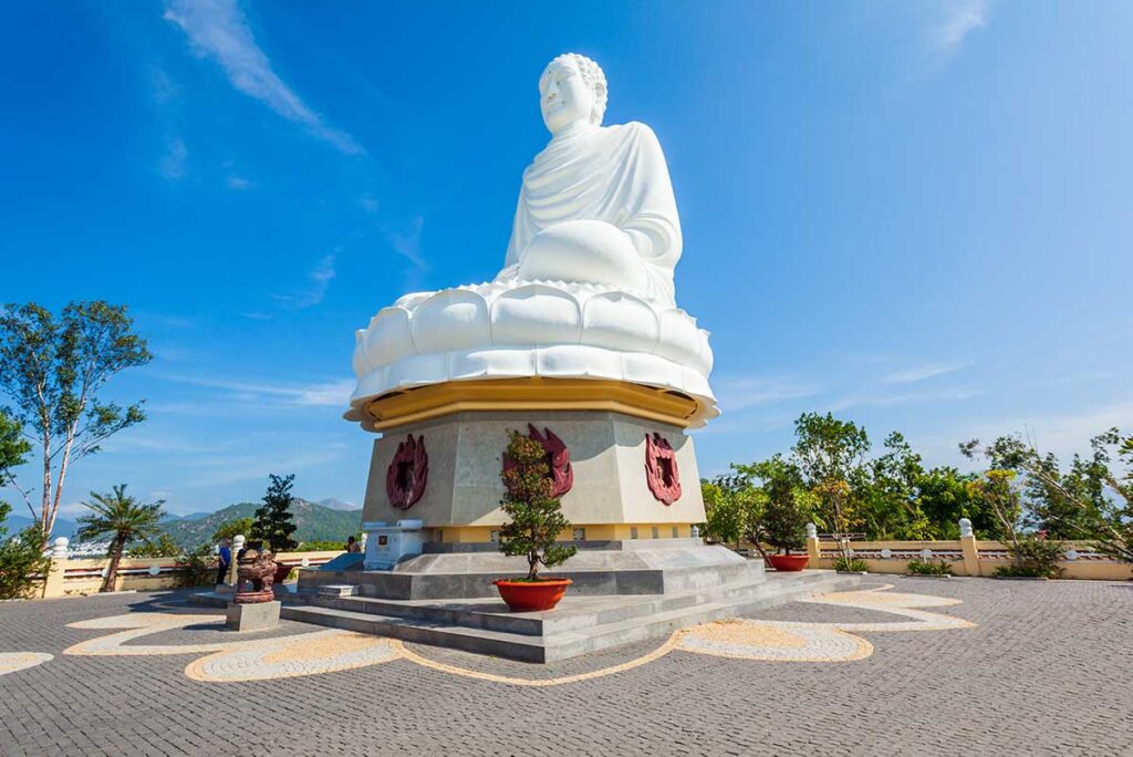 Long-Son-Pagode und der weiße Buddha