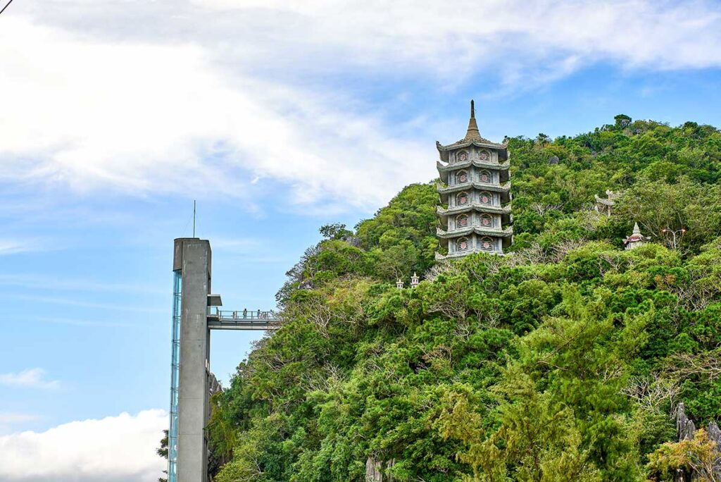 Aufzug hinauf zur Pagode auf dem Marmorberg bei Da Nang