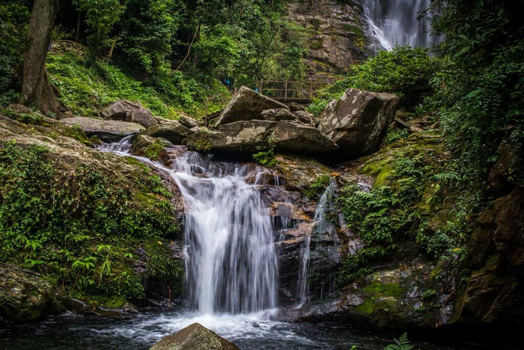 Wasserfall und Dschungel im Pu Mat Nationalpark