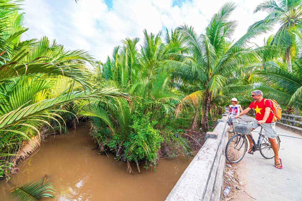 Radfahren durch die Landschaft des Mekong-Deltas in Ben Tre