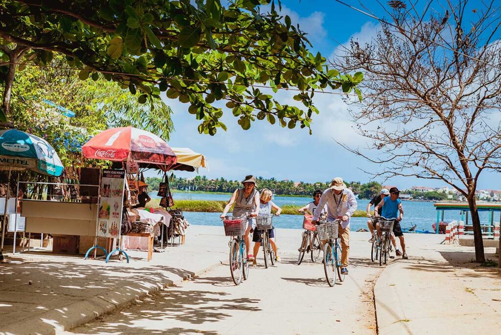 Tourist fährt mit dem Fahrrad zum Strand An Bang in der Nähe von Hoi An