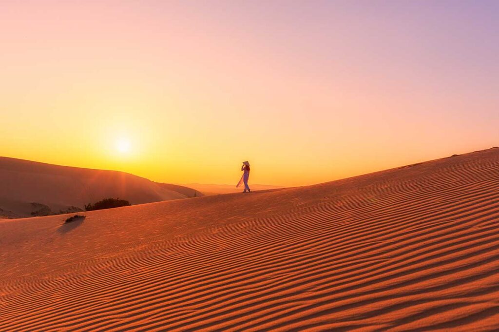 Sonnenuntergang an den roten Sanddünen in Mui Ne