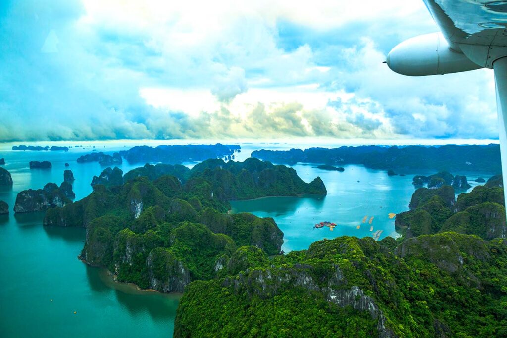 Rundflug über die Halong-Bucht mit dem Wasserflugzeug