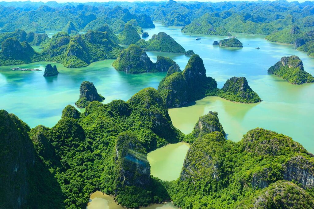 Rundflug über die Halong-Bucht mit dem Wasserflugzeug