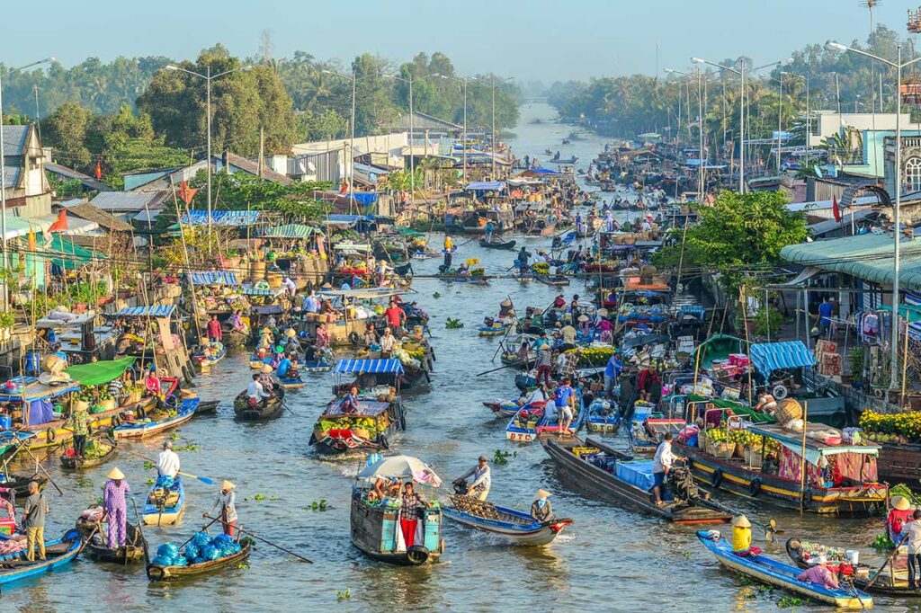 viele Boote auf dem schwimmenden Markt Nga Nam in Soc Trang im Mekong-Delta