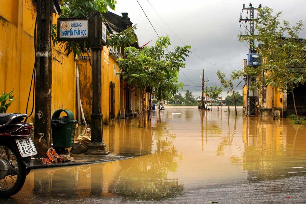 Straßenüberschwemmungen in Hoi An während der Regenzeit 
