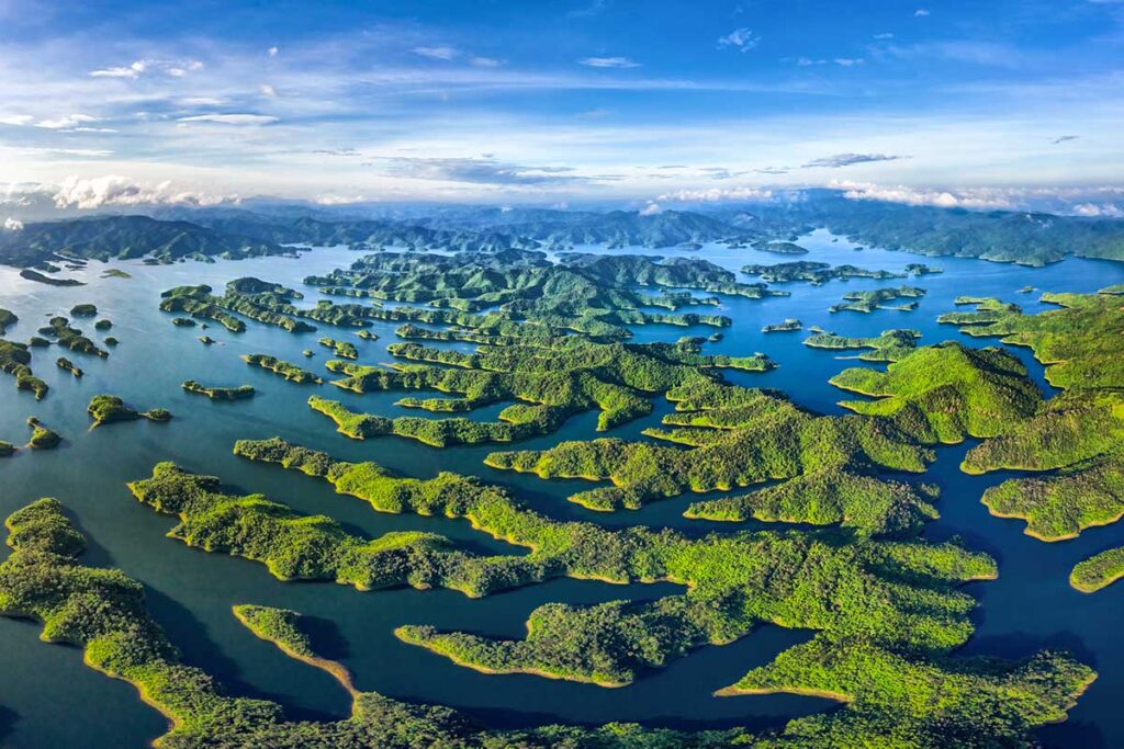 Hunderte kleiner Inseln im Ta Dung See - Zentrales Hochland von Vietnam