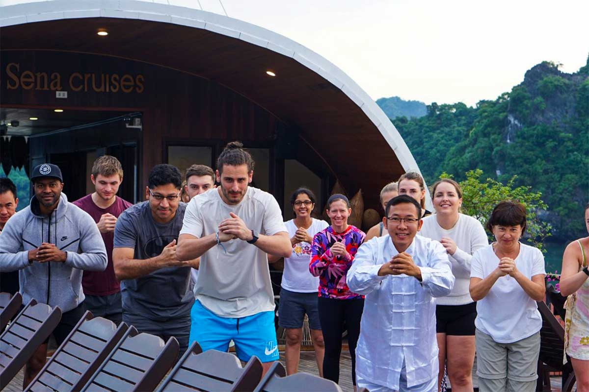 Tai Chi auf dem Deck in Halong Bay Kreuzfahrt