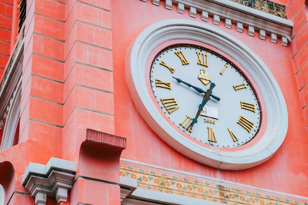 Die Uhr der rosa Kirche, offiziell Tan Dinh Kirche genannt, in Ho-Chi-Minh-Stadt