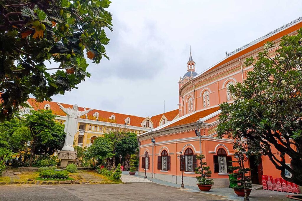 Die Seite der rosa Kirche, offiziell Tan Dinh Kirche genannt, in Ho Chi Minh Stadt