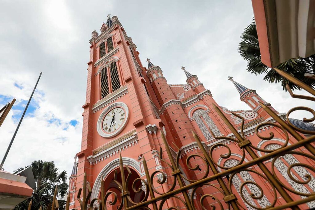 Die Vorderseite der rosa Kirche, offiziell Tan Dinh Kirche genannt, in Ho Chi Minh Stadt