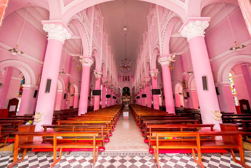 Das Innere der rosa Kirche, offiziell Tan Dinh Kirche genannt, in Ho Chi Minh Stadt