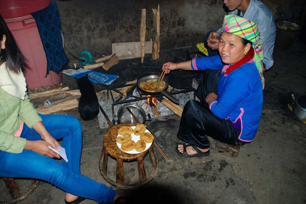 Ethnische Minderheit kocht traditionell auf offenem Feuer in einem Homestay.