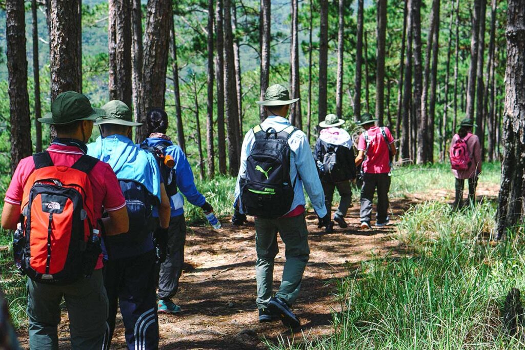 Eine Gruppe von Menschen wandert durch den Wald des Bidoup Nui Ba Nationalparks