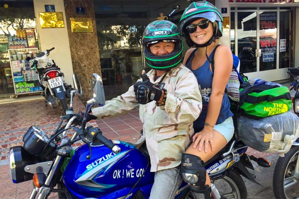 Easy Rider in Vietnam; Motorradführer, der Touristen herumfährt
